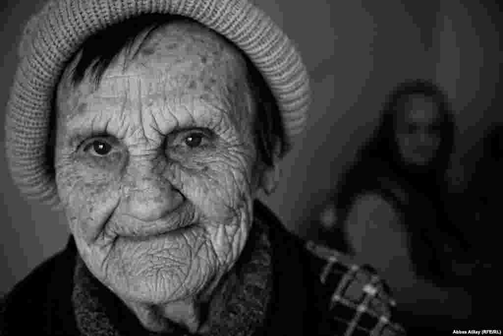 Cəmiyyətin sədri Zakir Məmmədov: “Ərzaqların çeşidi çörəkdən tutmuş, qənd, çay, kartof, soğan, düyü, yarma və s.dir. Bir də Maliyyə Nazirliyinin göstərişləri var ki, hər rüb bazar qiymətlərinə uyğunlaşdırılmış ərzaqlar verilməlidi. Ordakı əlillərin də sayı azdır. 80-90 nəfər. 250 manatla nə almaq olar? Ərzağa aylıq 7000 - 8000 manat vəsait ayrılır. Özü də hər il tenderdə iştirak edirəm. Qiymət məni o qədər də narahat etmədiyinə görə uduram. Bir də ki, oranın direktoru Arzu xanım (Söhbət Arzu Həmzəyevadan gedir) bizim yaxın adamdı. Kömək edirəm də. Yoxsa Maliyyə Nazirliyinin rüblük verdiyi qiymətlə bazar qiyməti heç cür uyğun gəlmir. Bankın pulu, 2 faiz vergi, sosial fond, mühasibin pulu, maşın pulu da çıxıldıqdan sonra yerdə 100-200 manat pul qalır”.