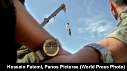 World Press Photo Awards 2017 - Long-Term Projects - Second Prize - Hossein Fatemi, Panos Pictures - An Iranian Journey Serial killer Mohammad Bijeh, who was convicted of kidnapping and murdering 21 people, most of them children, is hauled into the air ha