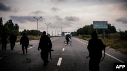 Бойовики угруповання «ДНР» на дорозі недалеко від Донецька, 18 серпня 2014 року