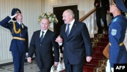 Президент России Владимир Путин (слева) и президент Белоруссии Александр Лукашенко. Минск, 31 мая 2012 года.