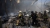 Рятувальники гасять пожежу в друкарні в Харкові після російського удару, 23 травня 2024 року