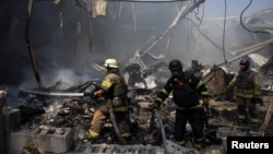 Рятувальники гасять пожежу в друкарні в Харкові після російського удару, 23 травня 2024 року