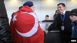 Ukrainanyň gündogarynda ýaşan meshetin türki ol ýerdäki konflikt sebäpli Türkiýä aşmak üçin Harkowyň aeroportyna bardy. 2015 ý.