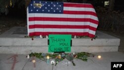 Un memorial improvizat în onoarea activistului conservator Charlie Kirk, împușcat în timpul unui eveniment public la Universitatea Utah Valley din Orem, Utah, SUA. 10 septembrie 2025.