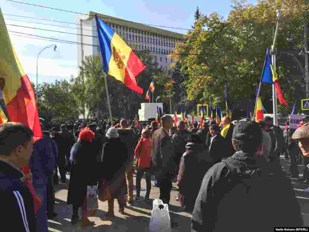 În fața Parlamentului...