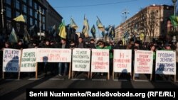 Як повідомляє кореспондент Радіо Свобода, близько 200 учасників акції стоять на дорозі біля перехрестя Хрещатика з вулицею Богдана Хмельницького