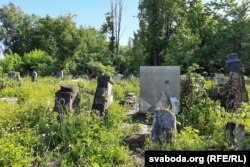 Ляпідарый з аскепкамі пліт пасярод занядбанага ўчастку габрэйскіх могілак