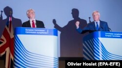 Британскиот министер задолжен за Брегзит Дејвид Дејвис и европскиот преговарач Мишел Барније