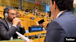 عکسی که نماینده اسرائیل از حضور خود در کنار میز ایران در سازمان ملل با یک دستگاه استارلینک منتشر کرده است