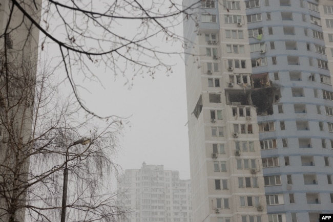 Місце влучення російського БПЛА у житловий будинок у Києві. Ранок 9 січня 2026 року