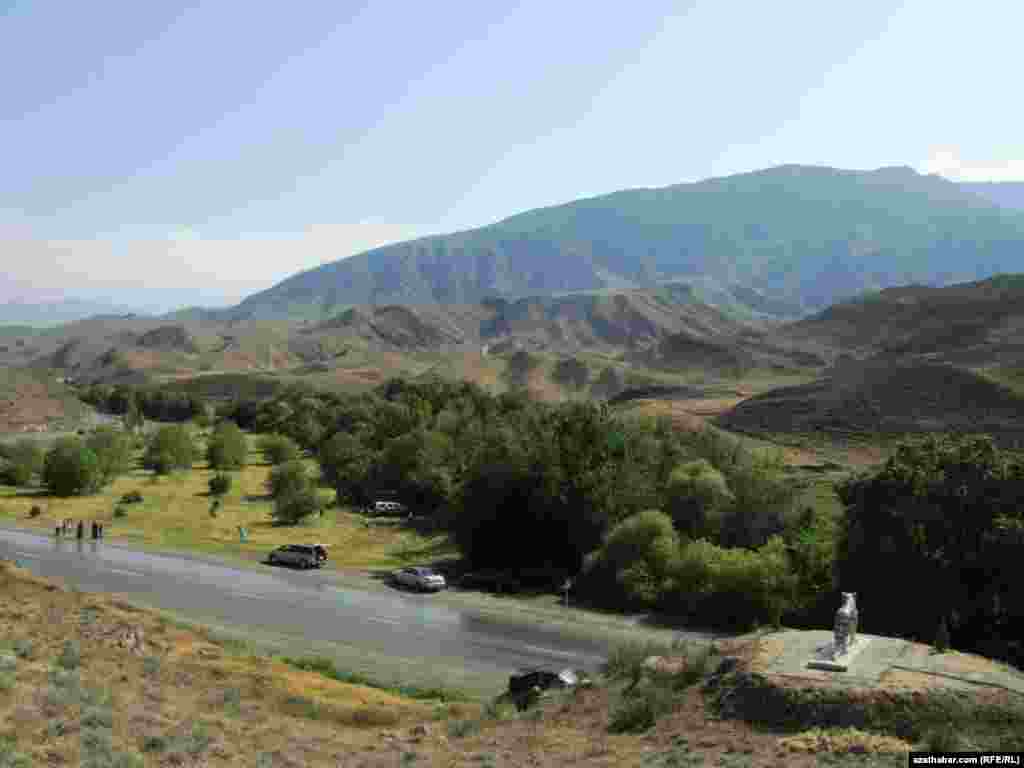 Adamlar G&ouml;kderede dyn&ccedil; al&yacute;ar