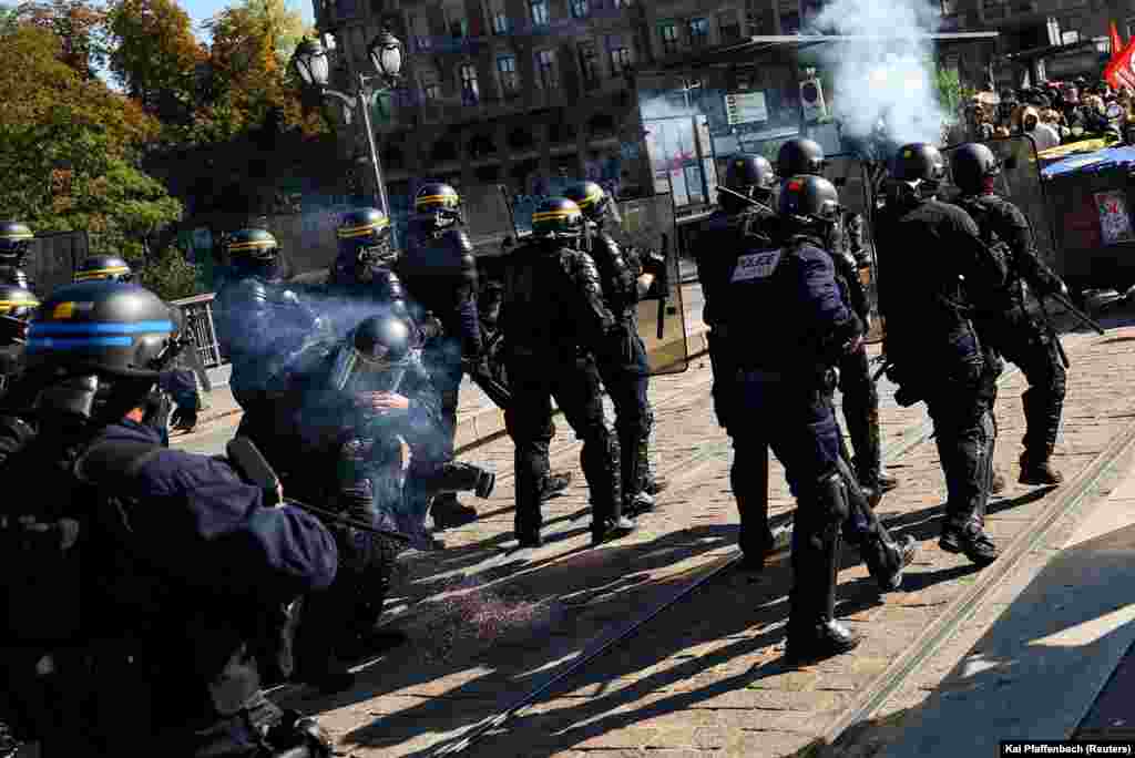 У поліцейського влучила петарда під час сутичок із мітингувальниками у Страсбурзі в межах загальнонаціонального дня протестів, Франція, 6 жовтня 2026 року