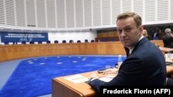 Рускиот опозициски политичар чека да почне сослушувањето во Европскиот суд за човекови права. 