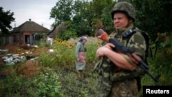 Pripadnik ukrajinske specijalne policije u selu Semenivka u blizini Slavjanska, juli 2014.