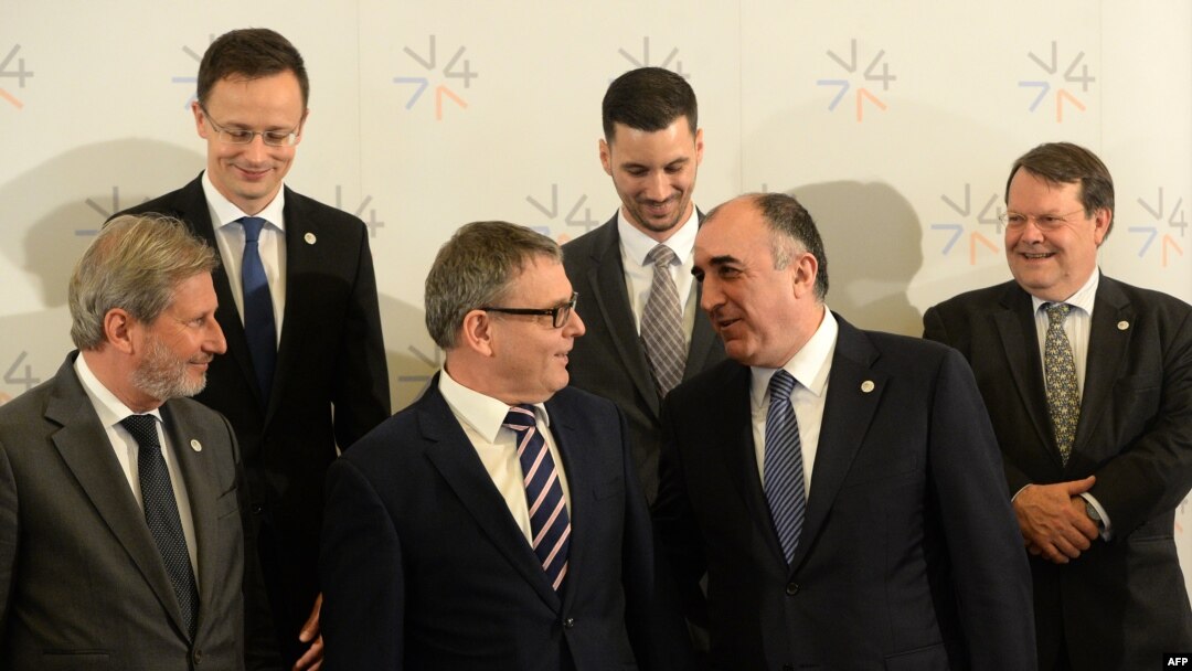 Predstavnici Višegradske grupe sa Johanesom Hanom u Pragu 4. maja 2016.