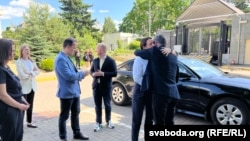 Светлана Тихановская, раҳбари мухолифони Белорус ва Стивен президенти Радиои Аврупои Озод/Радиои Озодӣ, баъд аз раҳоии зиндониёни сиёсӣ, дар Вилнюс бо онҳо мулоқот карданд.
