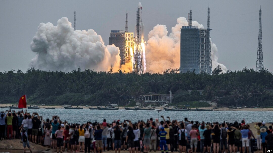 Racheta Long March 5B, care transportă modulul central al stației spațiale Tianhe din China, se ridică de la Centrul de lansare spațială Wenchang din sudul Chinei pe 29 aprilie.