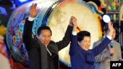 لی ميونگ باک به همراه همسرش در جشن پیروزی در انتخابات روز چهارشنبه.