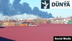 Russiýanyň Temrýuk şäherindäki ammarda ot alawlarynyň ýokary galýandygy görünýär. 