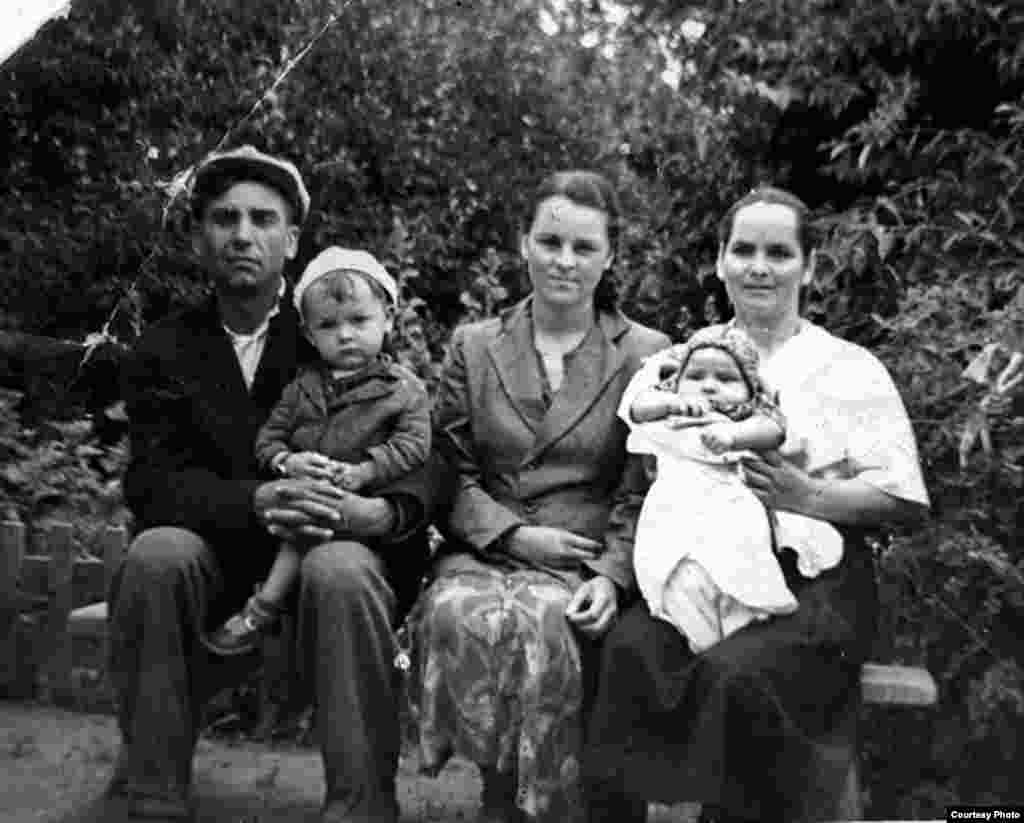 Moldoveni deportați de sovietici în 1941 - Din albumul Elenei Șișcan