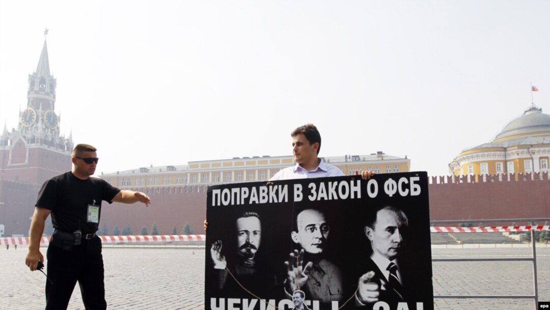 Москва -- Кызыл аянтка нааразылык акциясына чыккан "Яблоко" партиясынын мүчөсүнө коопсуздук кызматынын өкүлү эскертүү жасап жатат.