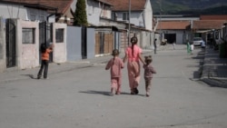 Fëmijë në lagjen e njohura si lagja e romëve në Mitrovicë të Jugut.