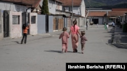 Fëmijë në lagjen e njohura si lagja e romëve në Mitrovicë të Jugut.