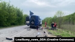Një minibus i shkatërruar në një rrugë në rajonin Sumi të Ukrainës, ku autoritetet ukrainase thonë se një sulm me dron rus vrau nëntë persona më 17 maj.