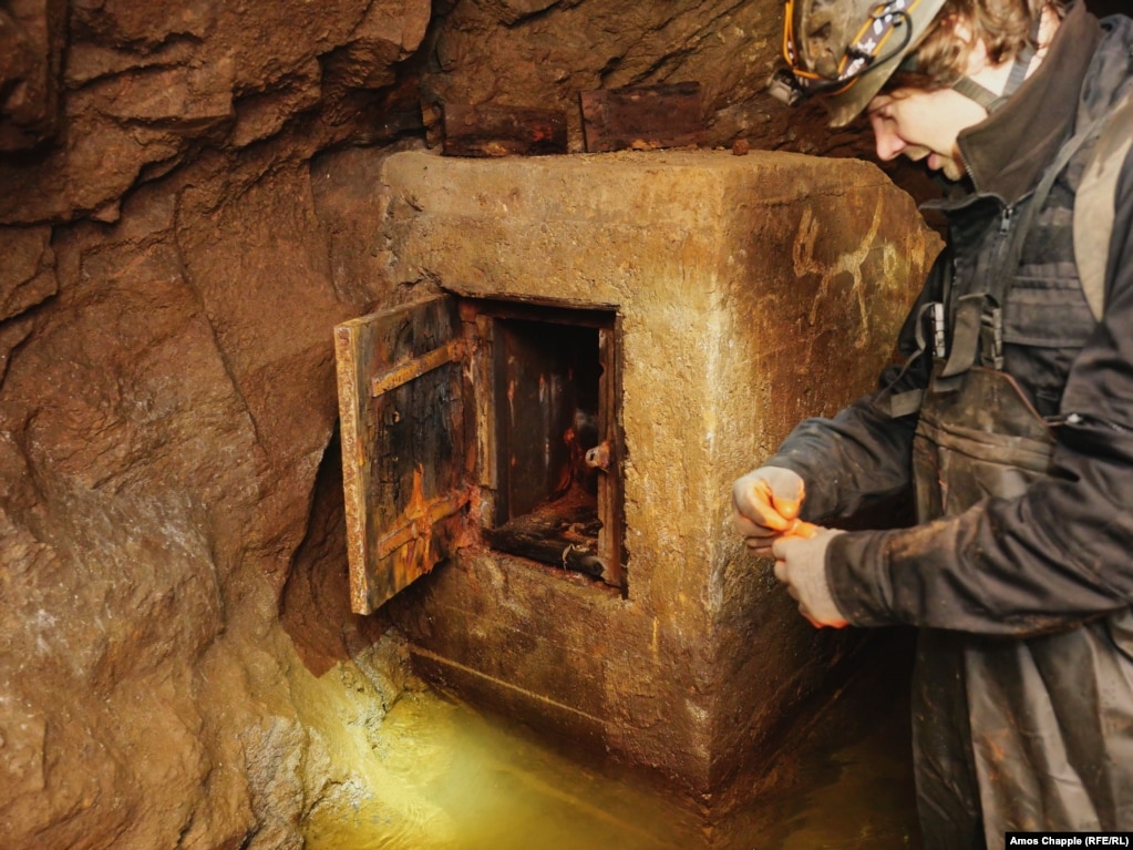 Кристек говорит, что этот сейф в шахте использовался для хранения детонаторов для взрывчатых веществ