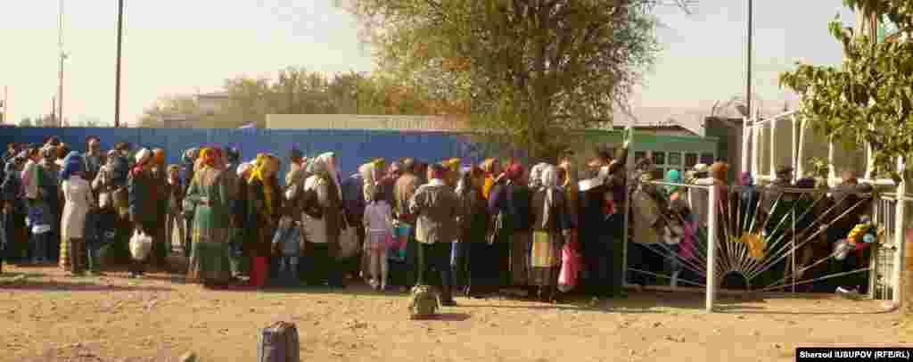 Uzbekistan / Kyrgyzstan - Dostuk border checkpoint