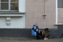 Женщина с собакой на одной из улиц Москвы