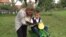 Aceiaşi copii, aceiaşi părinţi. Două familii cu copii cu dizabilităţi - una din Moldova şi alta din Italia