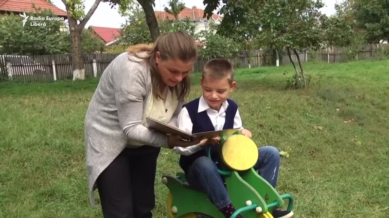 Aceiaşi copii, aceiaşi părinţi. Două familii cu copii cu dizabilităţi - una din Moldova şi alta din Italia