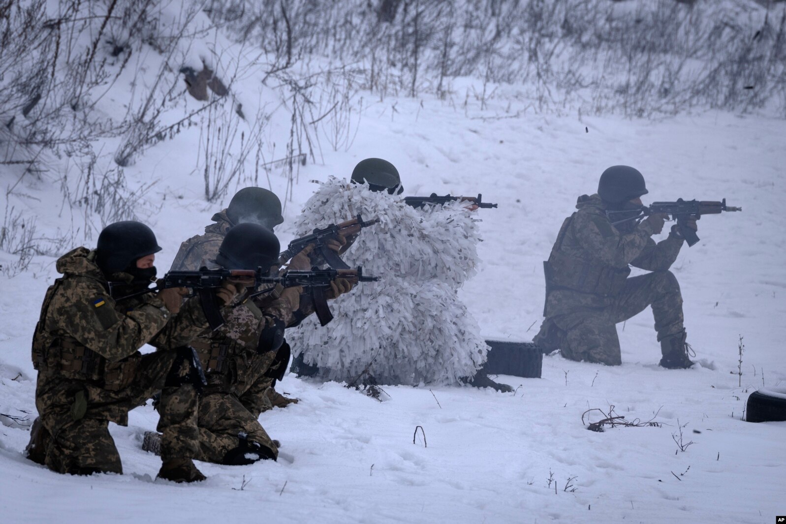 Vullnetarët rusë pro-ukrainas, të cilët duan të luftojnë kundër pushtimit rus, duke shtënë me armë gjatë një stërvitjeje në Kiev, Ukrainë, 13 dhjetor 2023.