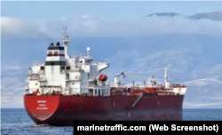 Танкер Mersin у спокійніші часи. Наприкінці 2025 року цей танкер був уражений на рейді біля порту Дакар, столиці африканської країни Сенегал. Україна відповідальність на себе не взяла, але турецькі власники судна одразу заявили, що їхні судна вже не ходитимуть до портів Росії