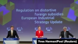 Potpredsednici Evropske komisije Margret Vestager i Valdis Dombrovskis, i komesar za unutrašnje tržište Tjeri Breton predstavljaju predlog strožih pravila za strane investicije, Brisel, 5. maj 2021.