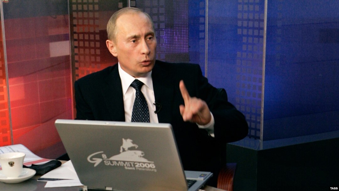 2006 елда ук Русия президенты Владимир Путин интернетны ЦРУ проекты дип атап Русия мәнфәгатьләрен интернетта яклаячагын белдергән иде. Кремль шуннан соң интернетны контрольгә алу эшләрен җәелдерә башлады. Русия сәясәтенә, тормыш хәле начараюга, сайлауларда алдашуга, хакимияттәгеләрнең коррупциягә батуына каршы халыкның протест чаралары арта башлагач интернетны контроль итү көчәйгәннән-көчәя бара.