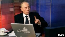 2006 елда ук Русия президенты Владимир Путин интернетны ЦРУ проекты дип атап Русия мәнфәгатьләрен интернетта яклаячагын белдергән иде. Кремль шуннан соң интернетны контрольгә алу эшләрен җәелдерә башлады. Русия сәясәтенә, тормыш хәле начараюга, сайлауларда алдашуга, хакимияттәгеләрнең коррупциягә батуына каршы халыкның протест чаралары арта башлагач интернетны контроль итү көчәйгәннән-көчәя бара.