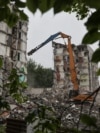 <p>Через значні руйнування внаслідок російських обстрілів мікрорайон Харкова Північна Салтівка називають «районом-привидом». На початку повномасштабного вторгнення окупація частини Харківщини давала російській армії змогу майже щодня атакувати цю частину міста з важкої артилерії: вже у травні 2022 року Міноборони України звітувало про 70% пошкоджених тут будівель.<br><br>Під час контрнаступу восени 2022-го ЗСУ вдалося відкинути війська РФ подалі від Харкова, але Північна Салтівка продовжує потерпати від регулярних обстрілів ракетами, дронами та керованими авіабомбами