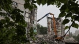 <p>Через значні руйнування внаслідок російських обстрілів мікрорайон Харкова Північна Салтівка називають «районом-привидом». На початку повномасштабного вторгнення окупація частини Харківщини давала російській армії змогу майже щодня атакувати цю частину міста з важкої артилерії: вже у травні 2022 року Міноборони України звітувало про 70% пошкоджених тут будівель.<br><br>Під час контрнаступу восени 2022-го ЗСУ вдалося відкинути війська РФ подалі від Харкова, але Північна Салтівка продовжує потерпати від регулярних обстрілів ракетами, дронами та керованими авіабомбами