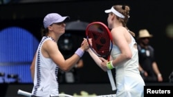 Рыбакина мен Швентек (сол жақта) матчтан кейін қол алысып тұр. 28 қаңтар, 2026 жыл.