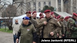 Ish-komandati i Xhandarmërisë serbe, Goran Radosavleviq-Guri (me kapelë blu) gjatë protestës në Beograd.
