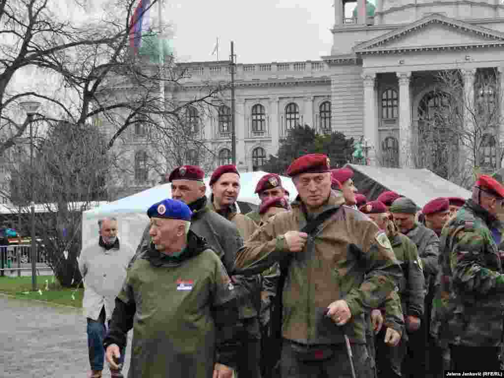 Nekadašnji pripadnici "Crvenih bereti" u "Ćacilendu". Reč je o formaciji raspuštenoj nakon što je utvrđeno učešće njenih pripadnika u ubistvu srpskog premijera Zorana Đinđića 2003. godine. Sa njima (prvi levo) je i Goran Radosavljević Guri, bivši komandant Žandarmerije, za kojim američke vlasti tragaju zbog navodne umešanosti u ubistvo trojice državljana SAD 1999, tokom rata na Kosovu. Radosavljević u Srbiji nikada nije procesuiran.