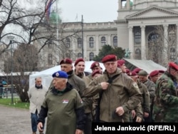 Goran Radosavljević Guri (lijevo) i Živojin Ivanović sa veteranima "Crvenih beretki" u šatorskom naselju kod Skupštine Srbije, 11. mart 2025.