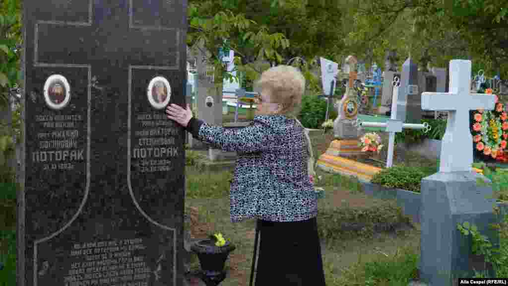 La cimitirul din Calarașeuca, sătenii celebrează Paștele Blajinilor...