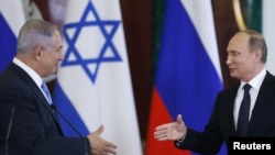 Russia -- Russian President Vladimir Putin (R) shakes hands with Israeli Prime Minister Benjamin Netanyahu during a news conference at the Kremlin in Moscow, June 7, 2016