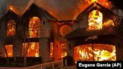 ცეცხლმოდებული შენობა ლოს-ანჯელესის პასიფიკ-პალისეიდსის რაიონში