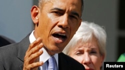 Президент США Барак Обама (слева) и министр здравоохранения и социальной помощи Катлин Себелиус. 