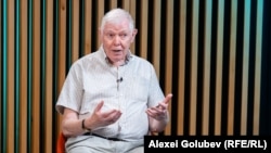Istoricul româno-britanic Dennis Deletant în studioul Europei Libere de la Chișinău