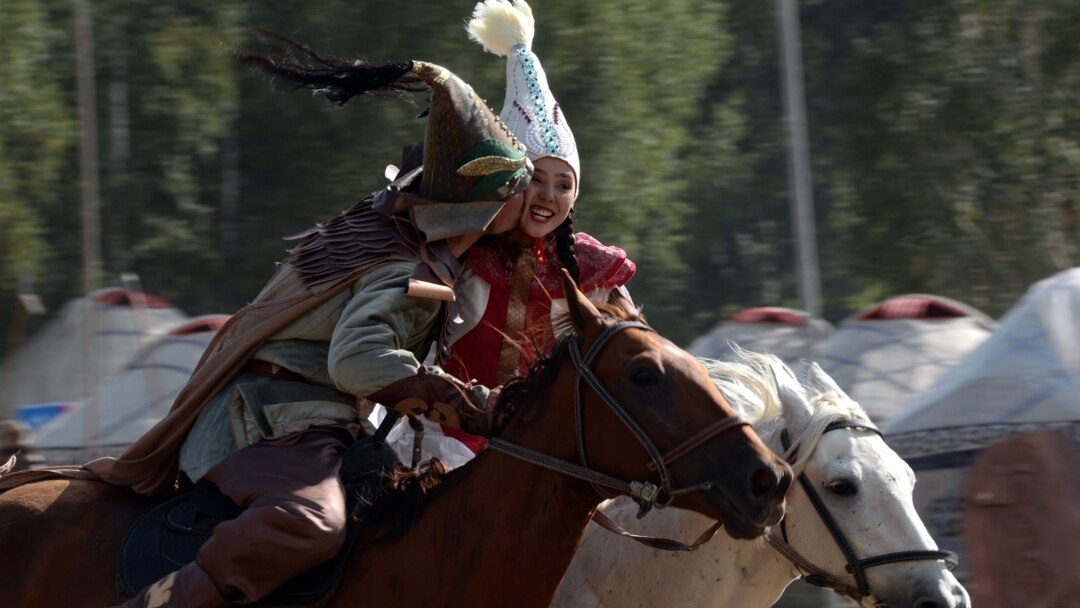 Кеуде астындағы кесілген көйлек үлгісі